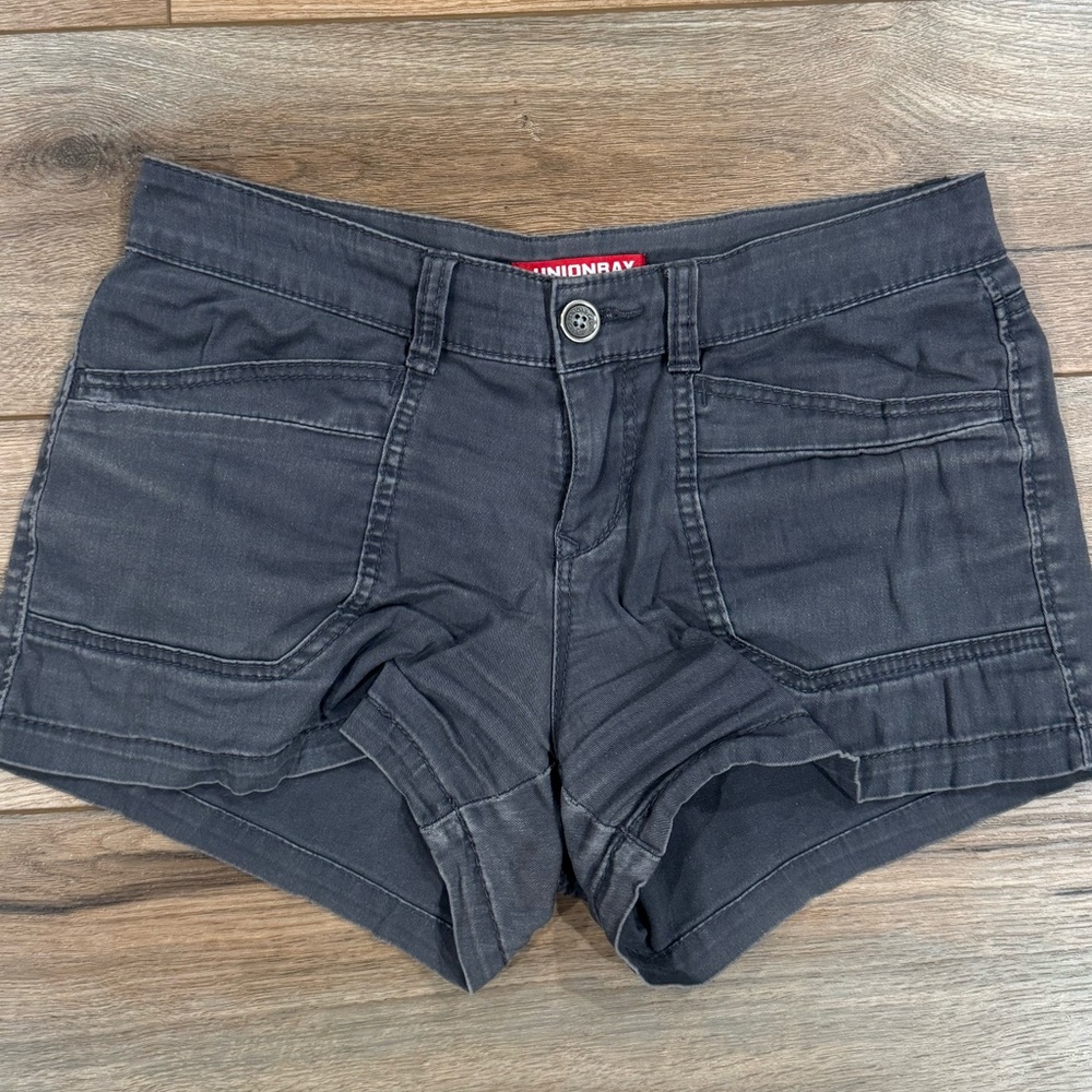 UNIONBAY Mid-rise Gray Khaki Short Shorts | Size 30”